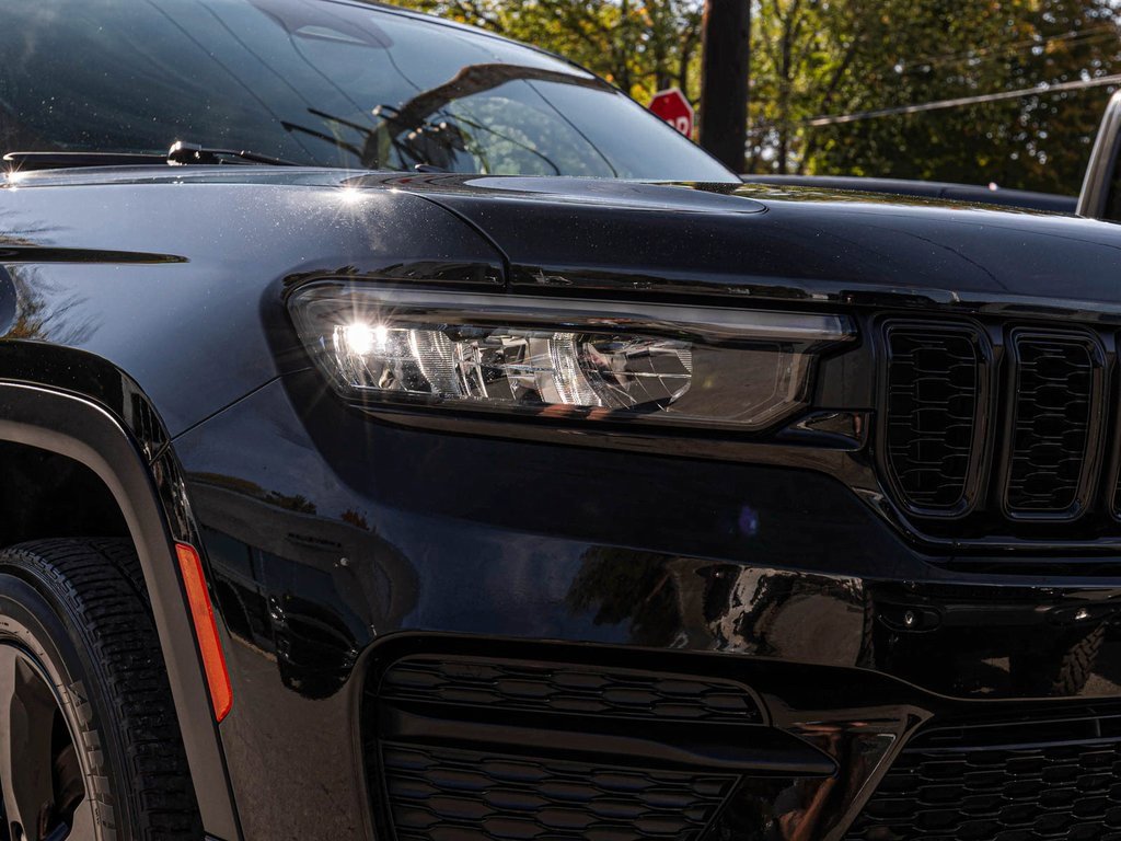 Used 2023 Jeep Grand Cherokee Altitude image 37