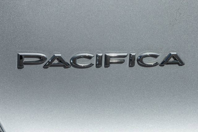 Used 2022 Chrysler Pacifica Touring-L image 5