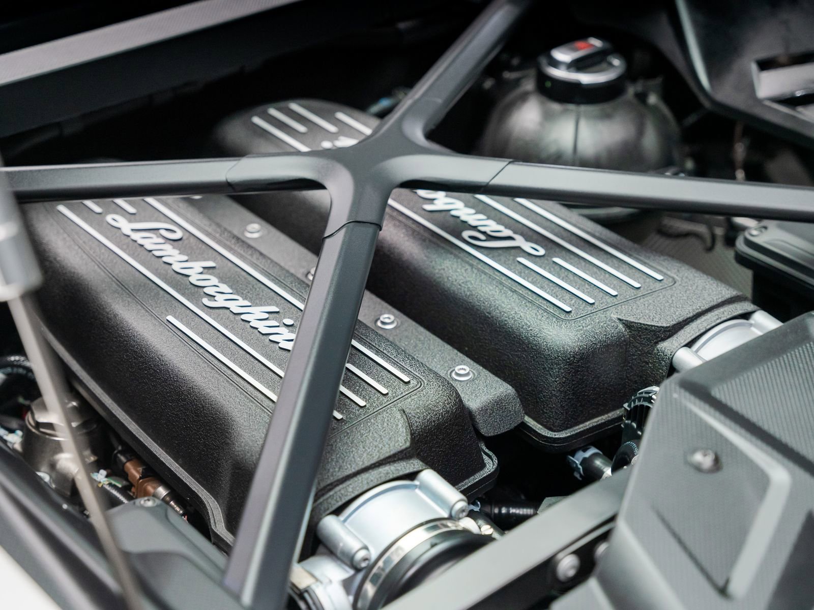 Used 2021 Lamborghini Huracan EVO RWD image 50