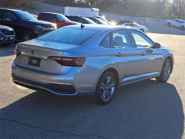 Used 2024 Volkswagen Jetta SE image 5