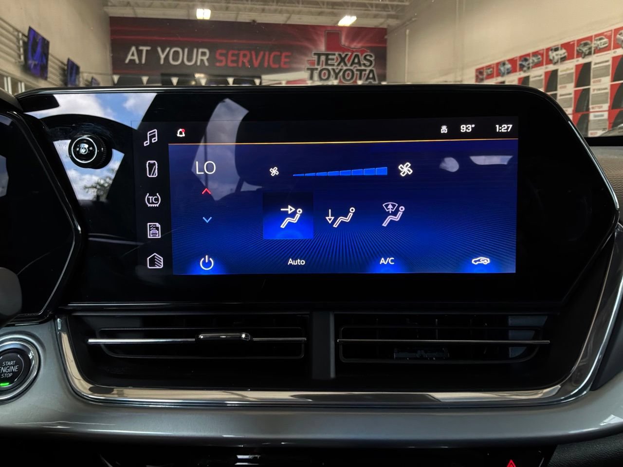 Used 2025 Chevrolet Trax LT FWD image 27