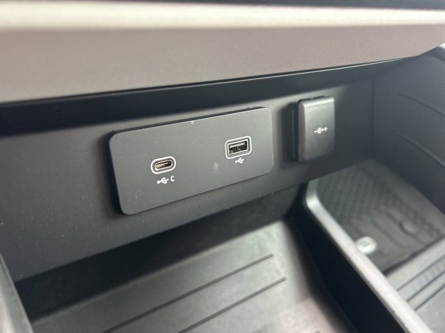 Used 2024 Land Rover Defender 110 S image 29