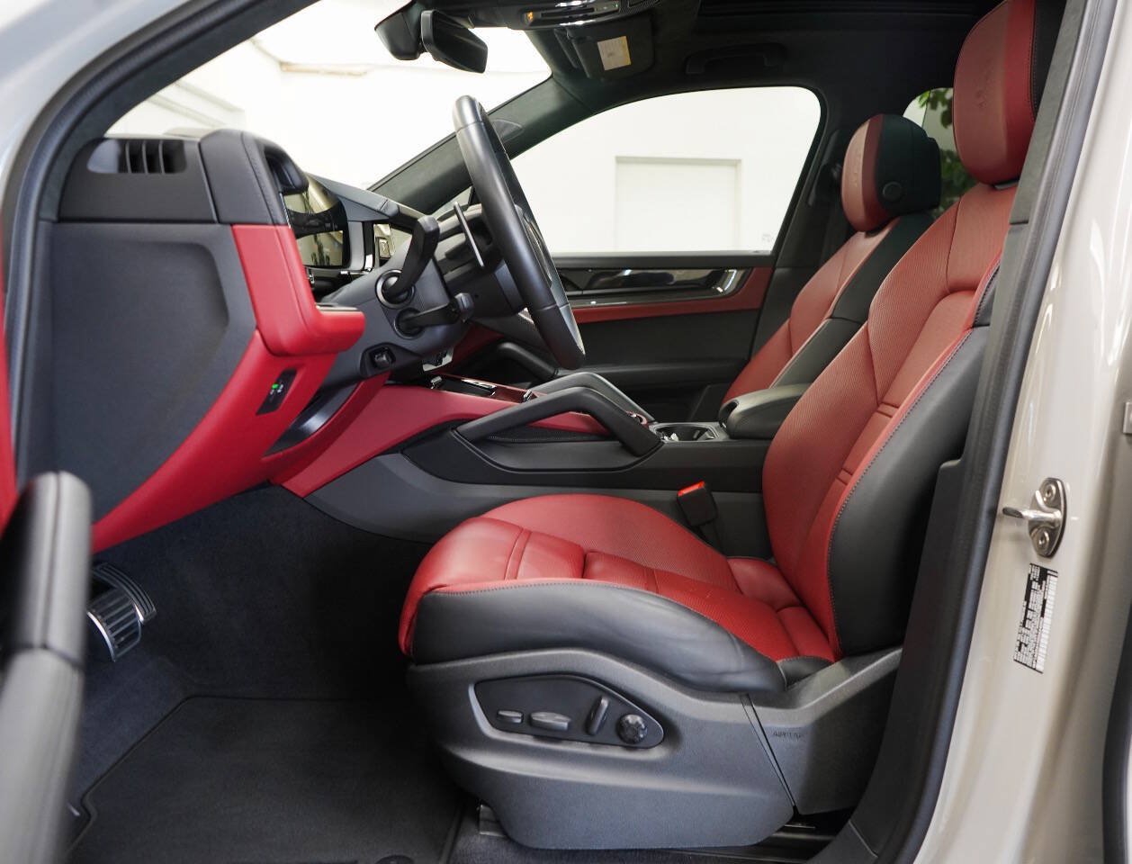 Used 2025 Porsche Cayenne GTS AWD/4WD image 45