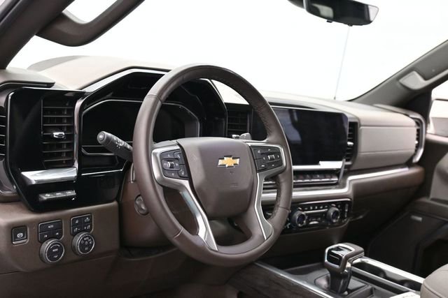 Used 2025 Chevrolet Silverado 1500 LTZ w/ LTZ Premium Package AWD/4WD image 15