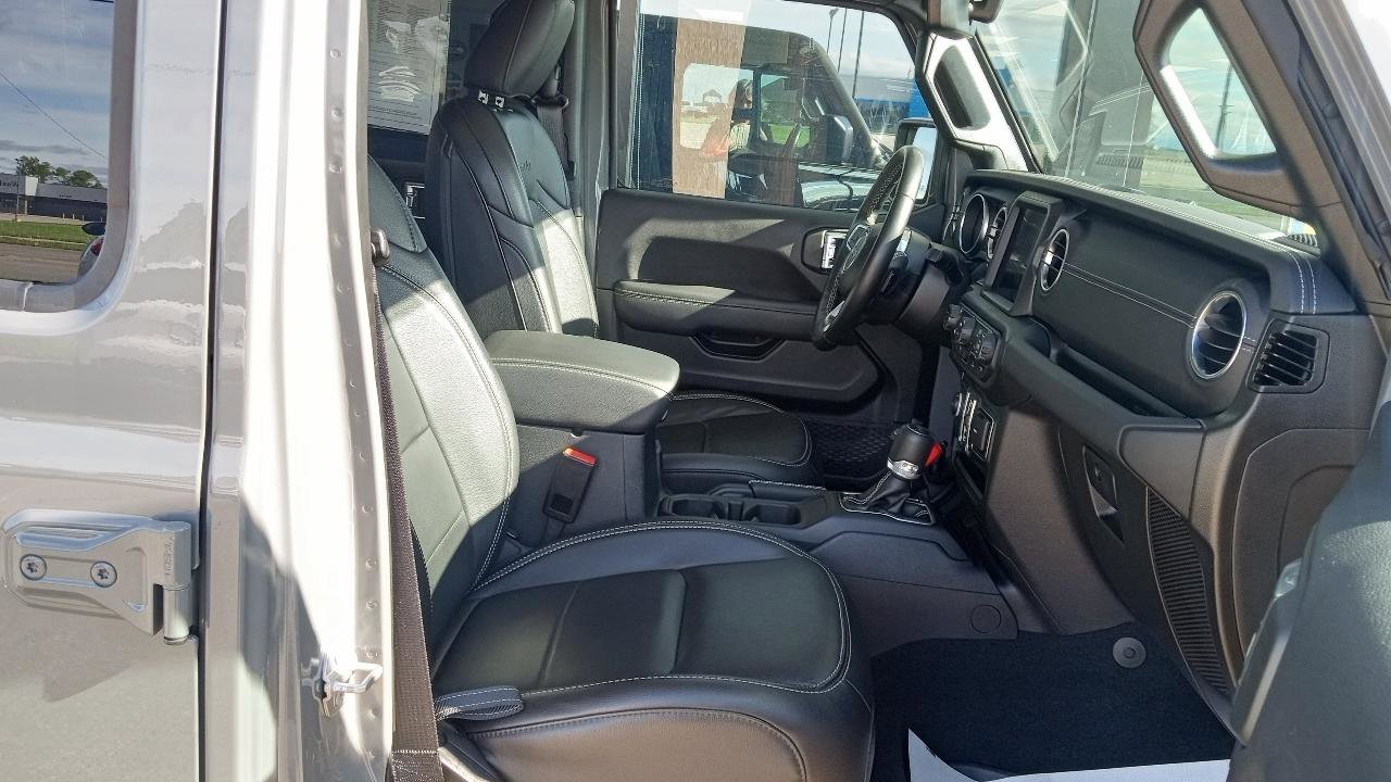 Used 2023 Jeep Wrangler Sahara w/ Cold Weather Group AWD/4WD image 6