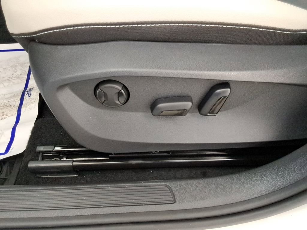 Certified 2025 Volkswagen Taos SE image 20