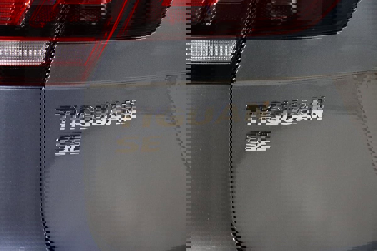 Used 2021 Volkswagen Tiguan SE w/ Panoramic Sunroof Package image 11