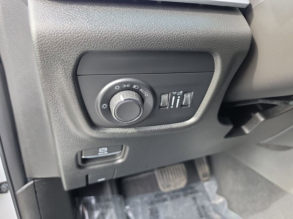 Used 2025 Jeep Grand Cherokee Laredo w/ Luxury Tech Group I image 19