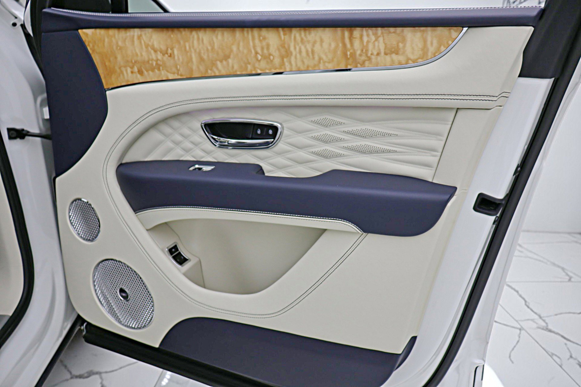 Used 2024 Bentley Bentayga image 54