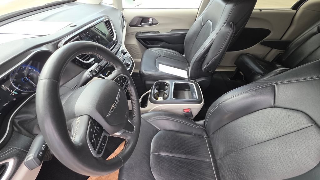 Used 2022 Chrysler Pacifica Touring-L w/ Uconnect Theater Family Group FWD image 12