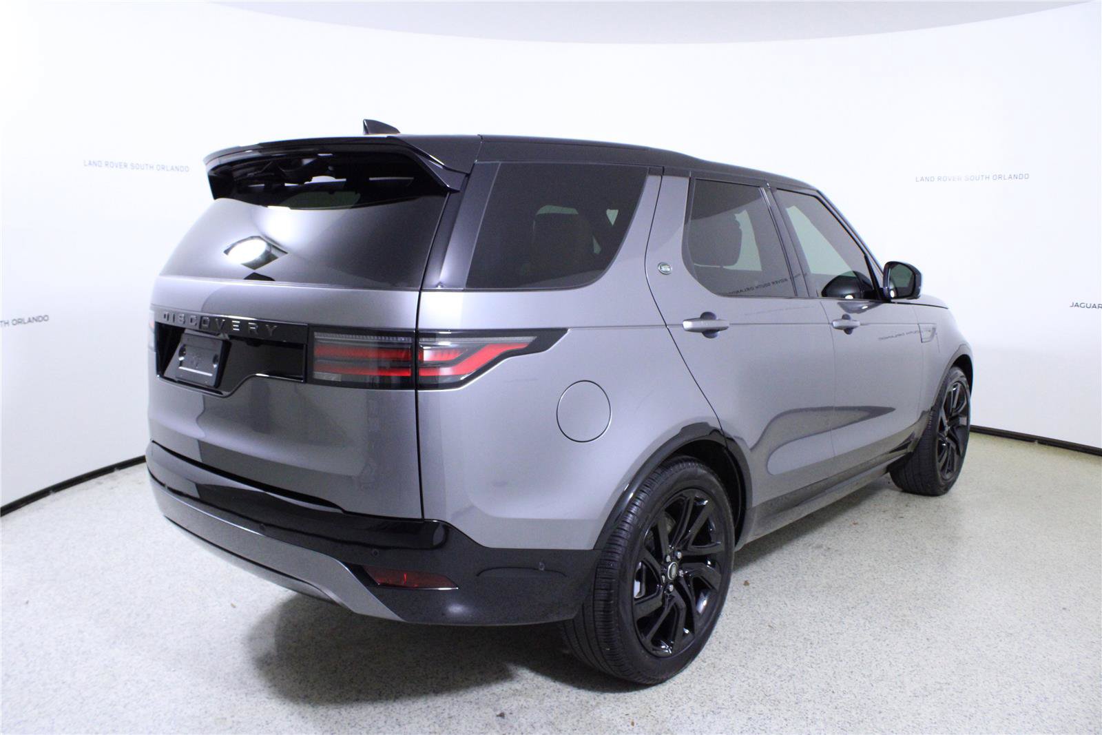 Used 2025 Land Rover Discovery Dynamic SE AWD/4WD image 7
