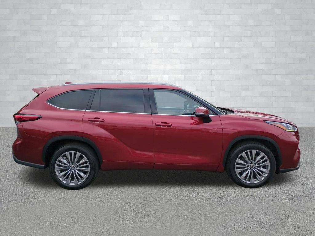 Used 2021 Toyota Highlander Platinum FWD image 3