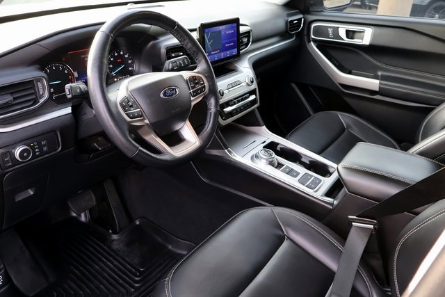 Certified 2022 Ford Explorer XLT w/ Equipment Group 202A image 3