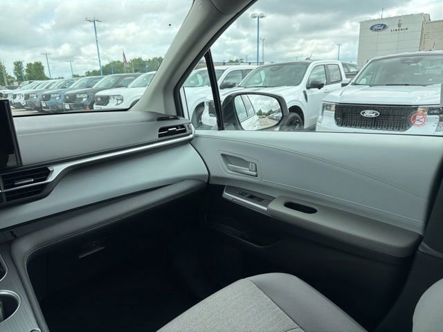 Used 2026 Toyota Sienna LE FWD image 22