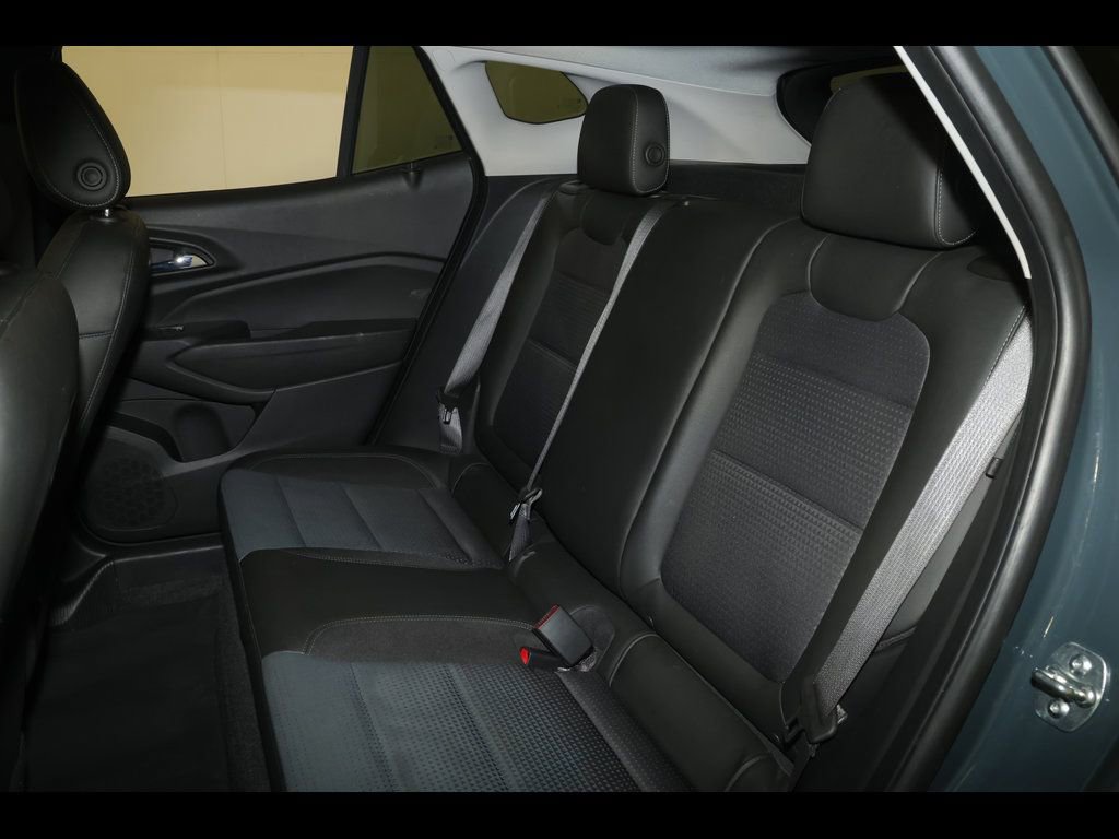 Used 2025 Chevrolet Trax LT w/ LT Convenience Package image 26