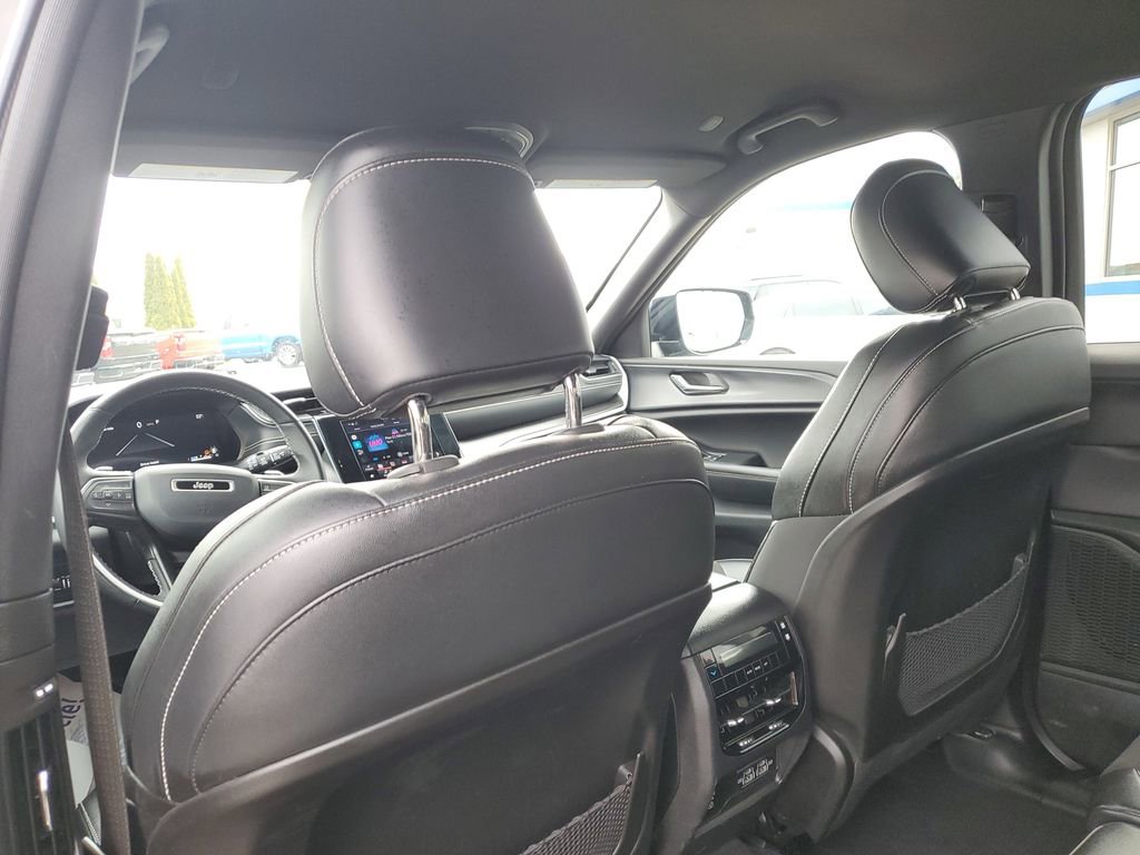 Used 2024 Jeep Grand Cherokee L Laredo image 32