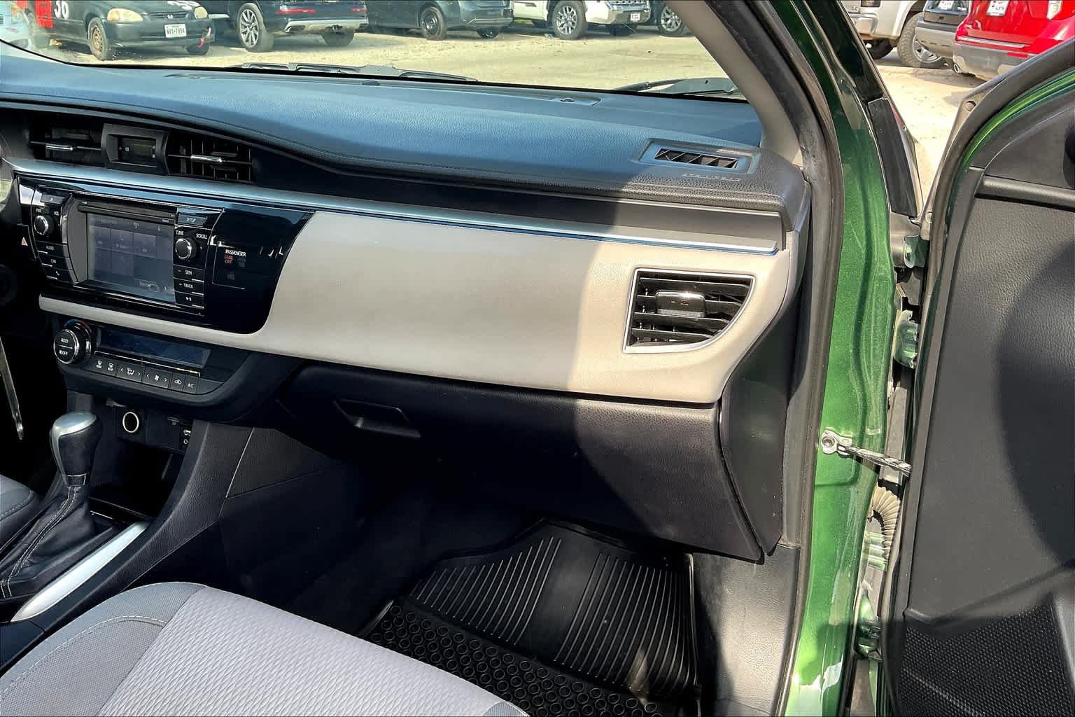 Used 2015 Toyota Corolla LE FWD image 18