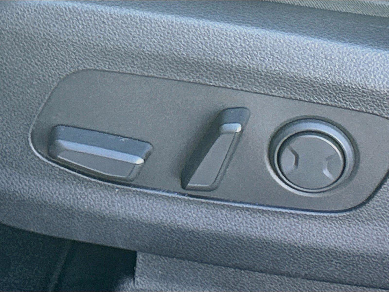 Used 2024 Kia Carnival EX FWD image 28