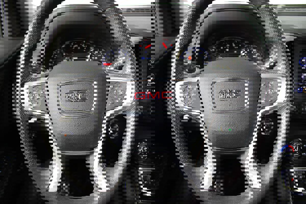 Used 2023 GMC Terrain SLE w/ Driver Convenience Package image 6