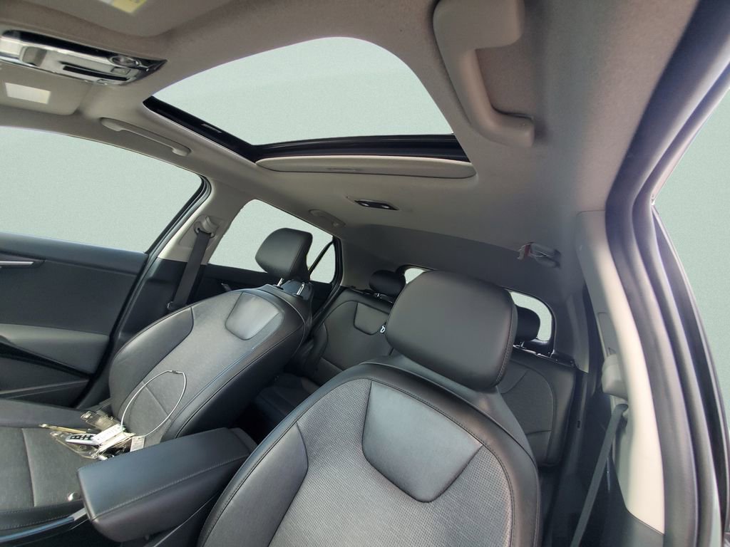 Used 2023 Kia Niro SX Touring image 17