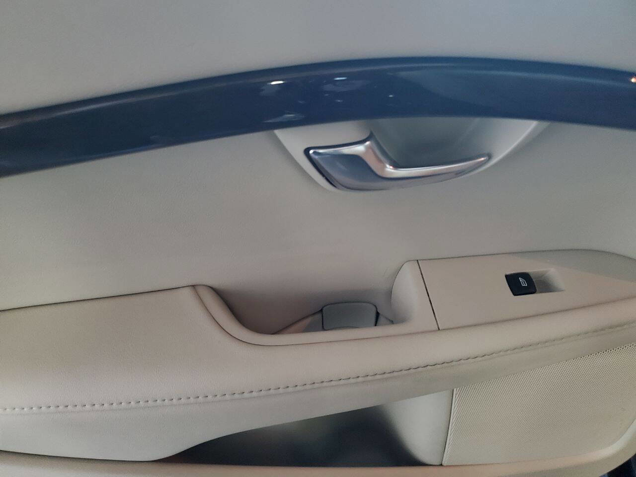 Used 2016 Volvo XC70 T5 Platinum w/ Climate Package image 13