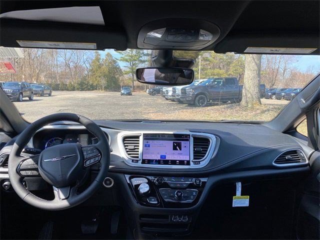 New 2023 Chrysler Pacifica Touring-L w/ S Appearance Package image 9