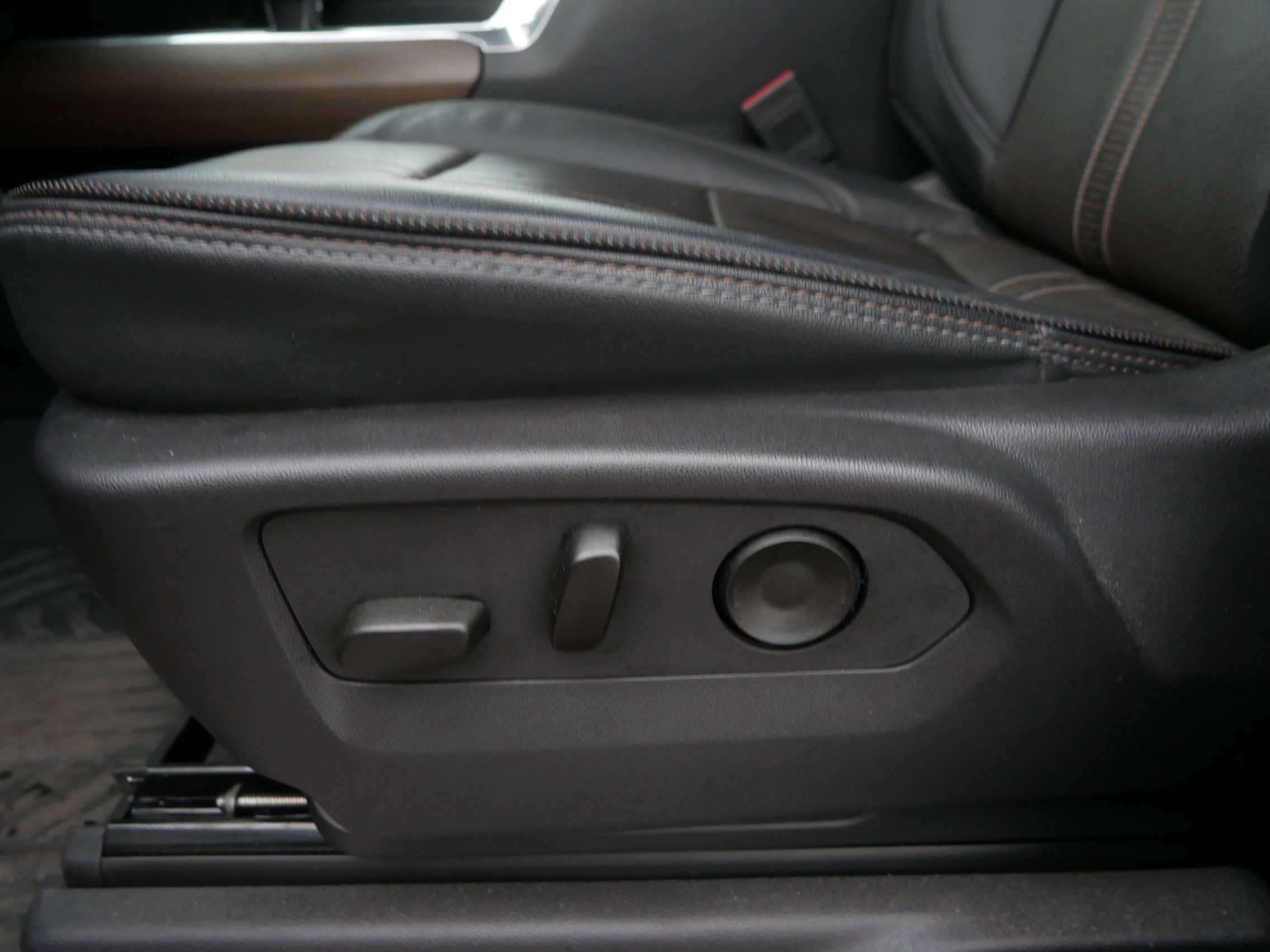 Certified 2025 Chevrolet Silverado 1500 High Country w/ Technology Package image 24