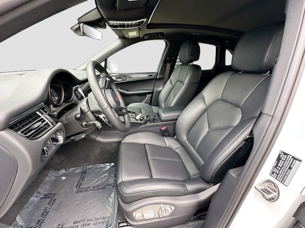 Certified 2026 Porsche Macan AWD/4WD image 5