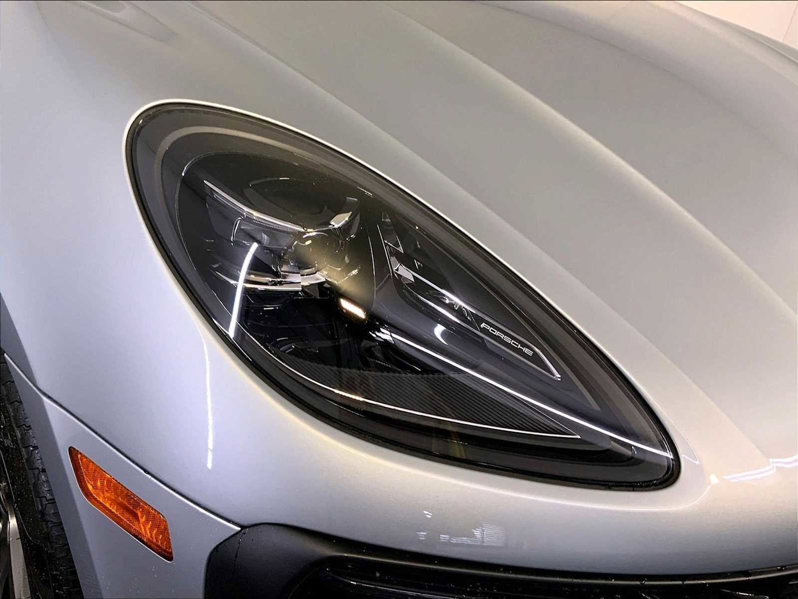 Certified 2023 Porsche Macan image 12