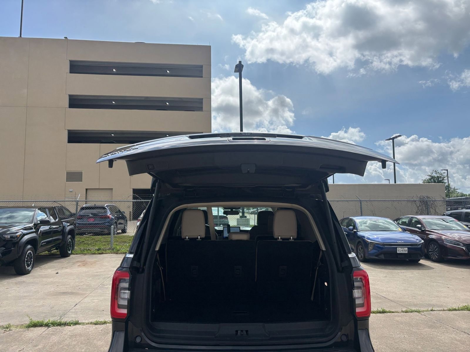 Used 2024 Ford Expedition Limited AWD/4WD image 34