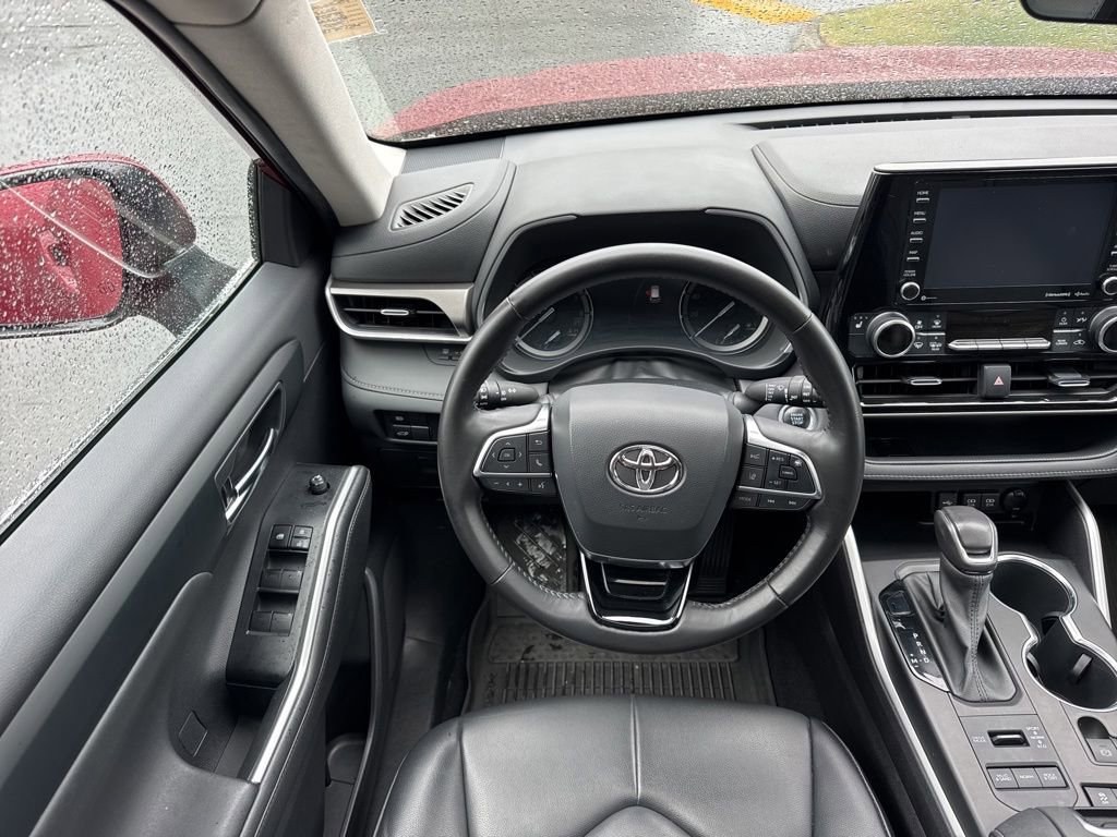 Used 2021 Toyota Highlander XLE AWD/4WD image 24