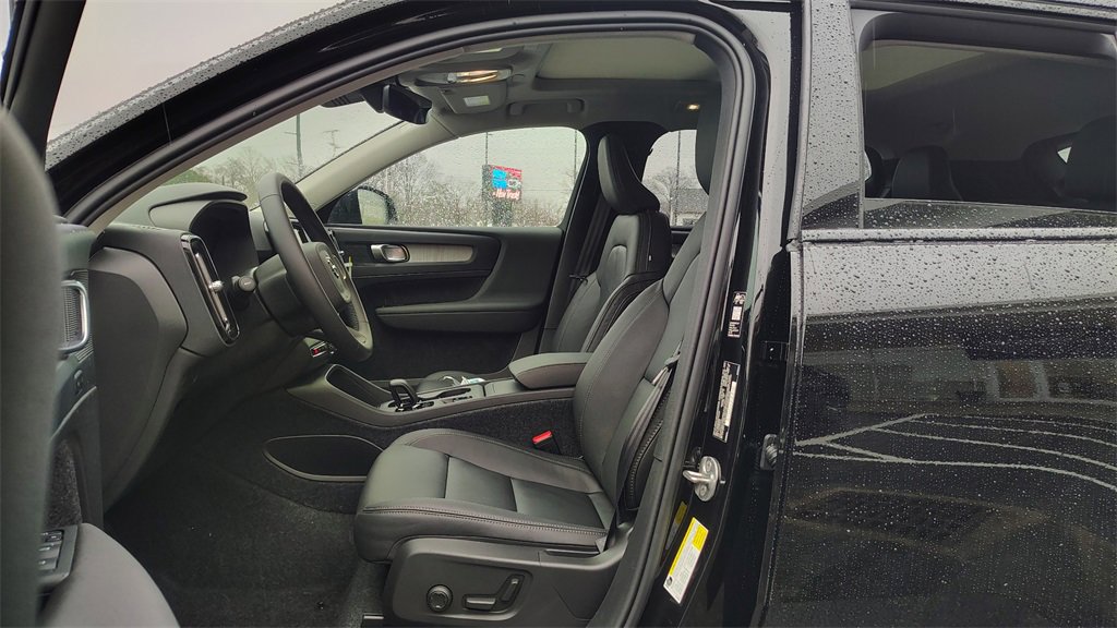 New 2026 Volvo XC40 B5 Core w/ Climate Package image 7