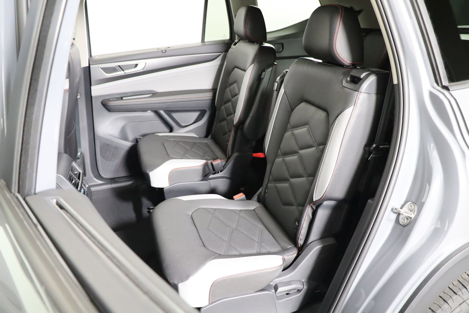 Used 2025 Volkswagen Atlas Peak Edition SE image 40