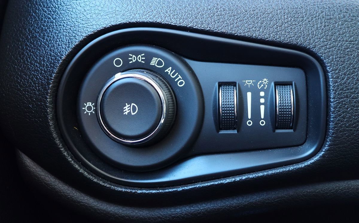 Used 2019 Jeep Renegade Trailhawk AWD/4WD image 41