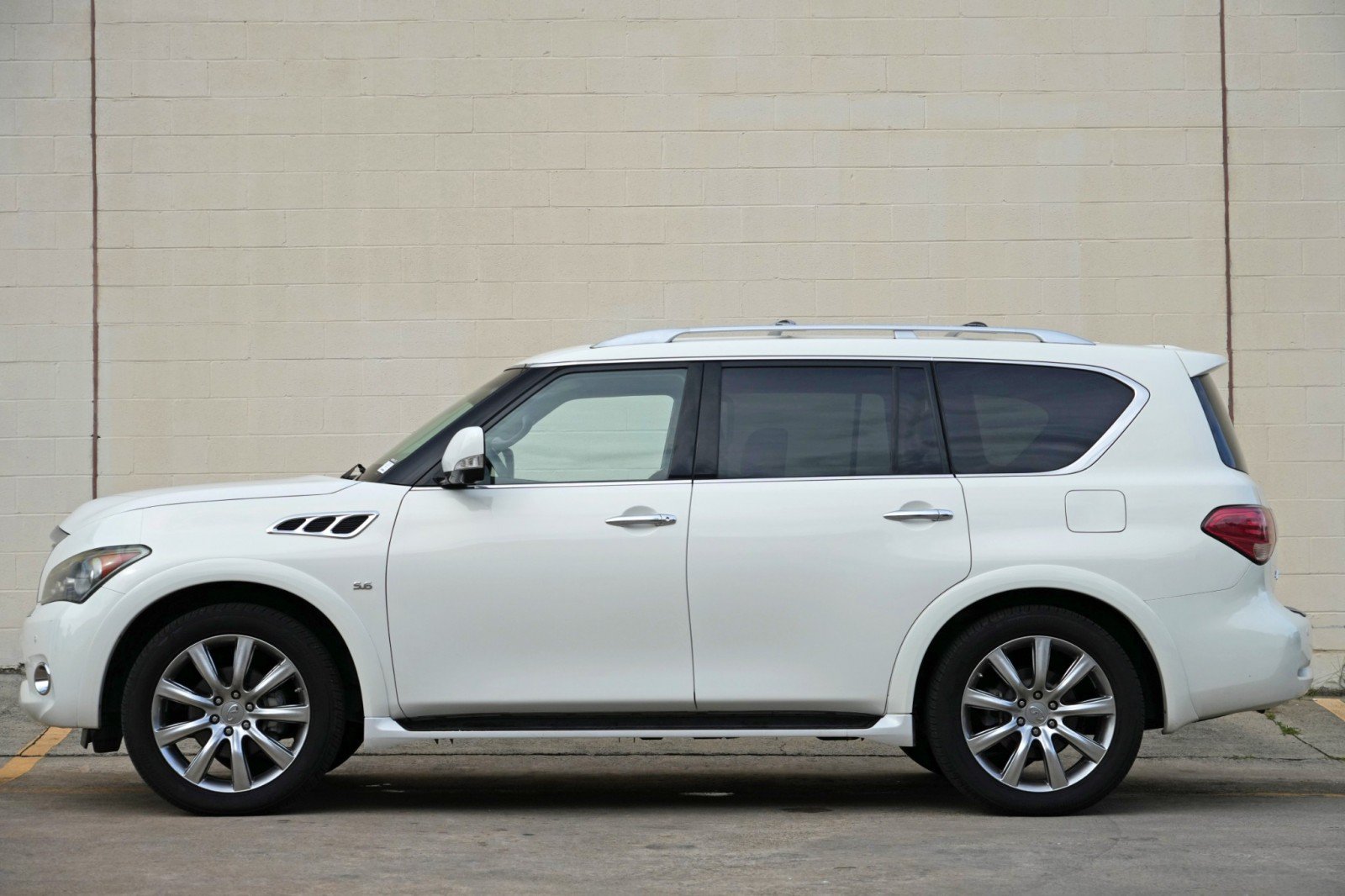 Used 2014 INFINITI QX80 4WD w/ Theater Package image 8