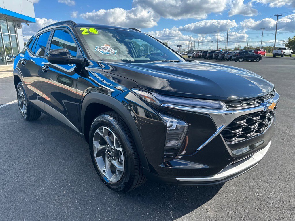 Used 2024 Chevrolet Trax LT w/ Sunroof Package image 3