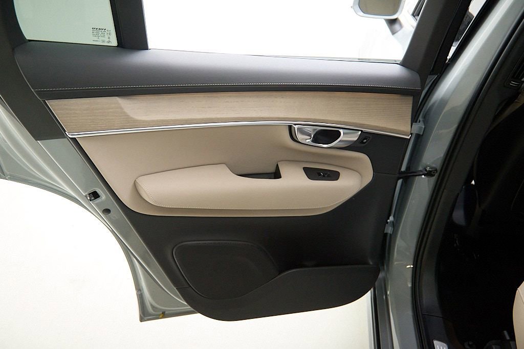 New 2026 Volvo XC90 T8 Plus w/ Protection Package image 19