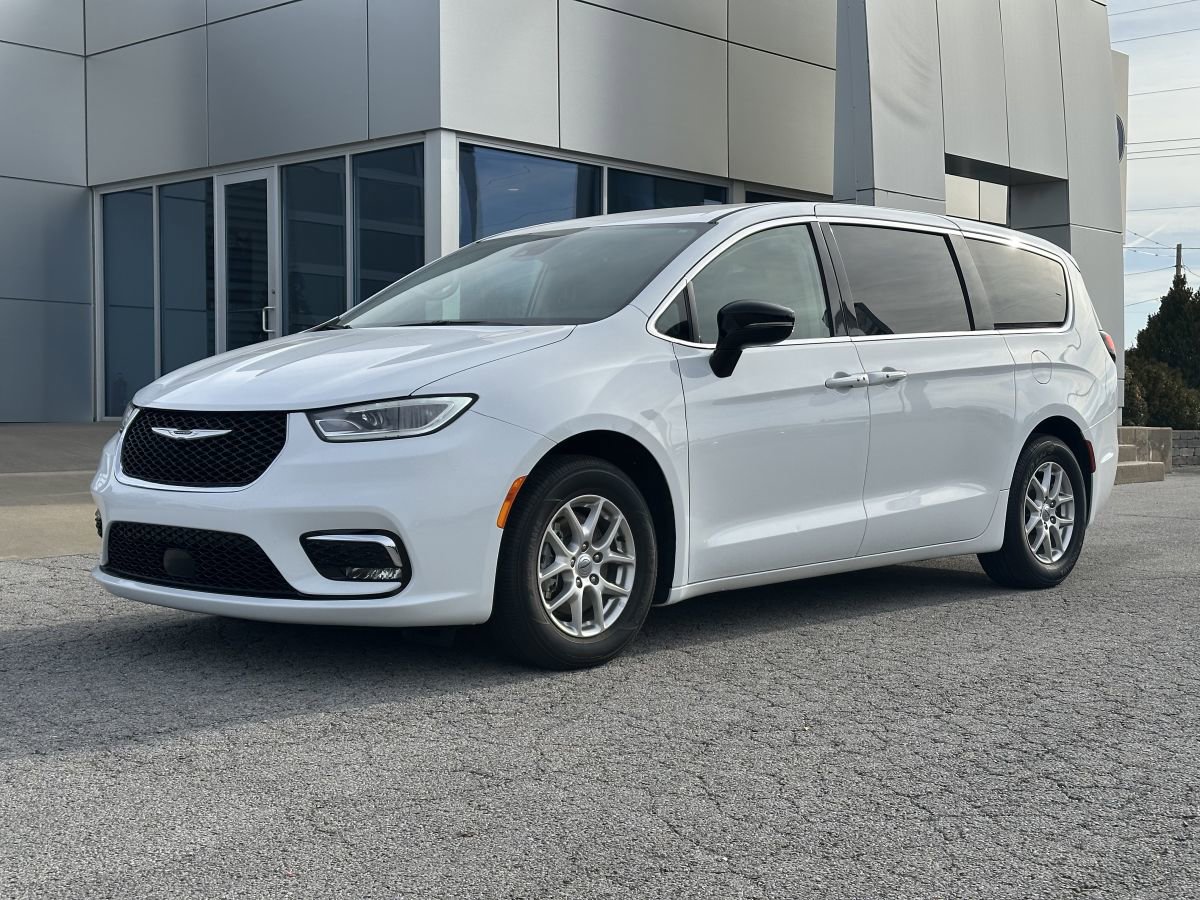 Used 2024 Chrysler Pacifica Touring-L FWD image 1