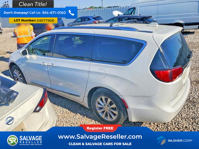 Used 2018 Chrysler Pacifica Touring-L FWD image 3