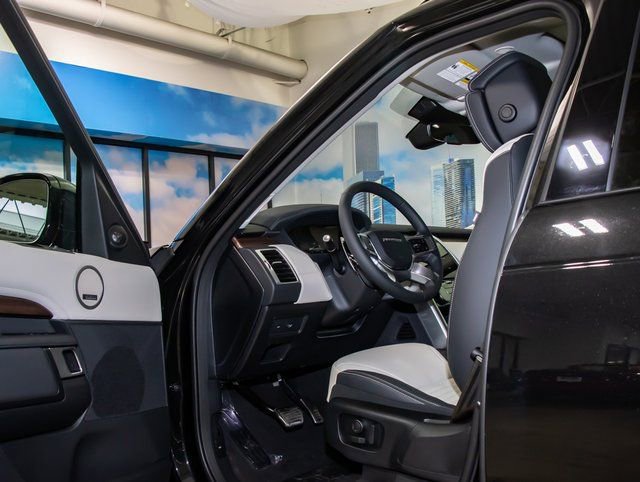 Used 2026 Land Rover Discovery Dynamic SE image 13