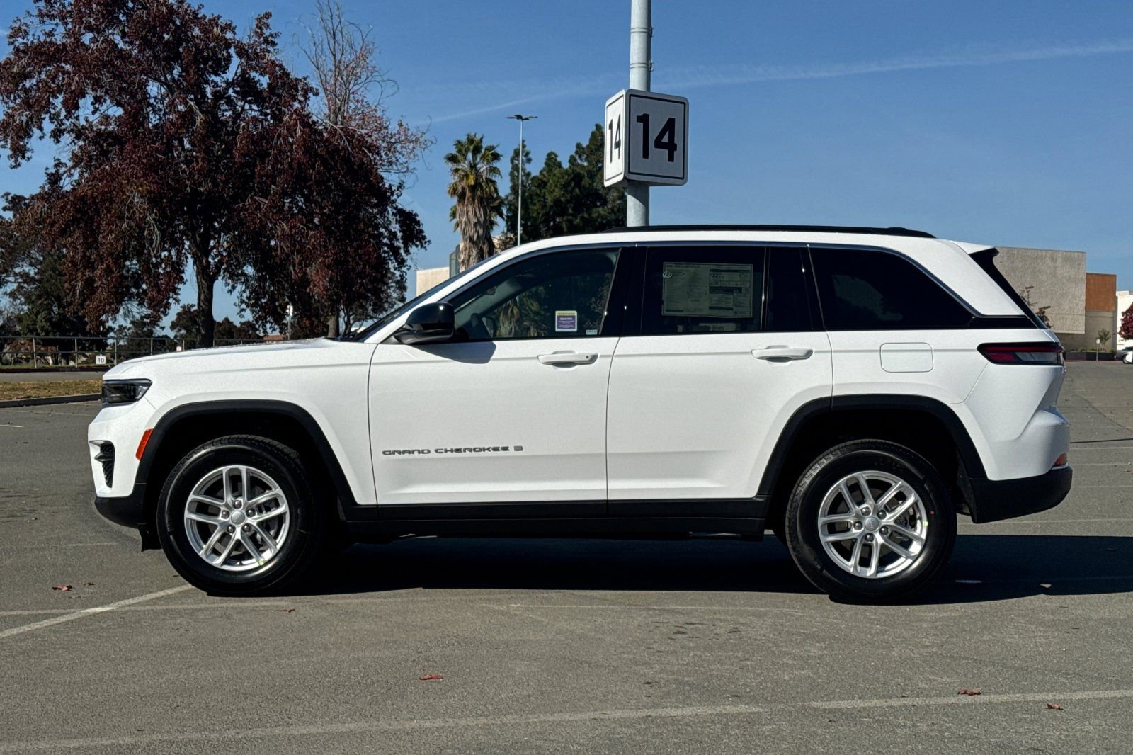 Used 2025 Jeep Grand Cherokee Laredo X image 6