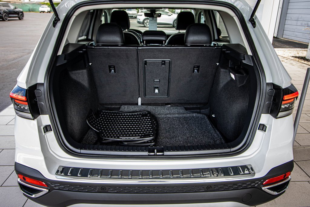 Certified 2025 Volkswagen Taos SE w/ Black Wheel Package image 16