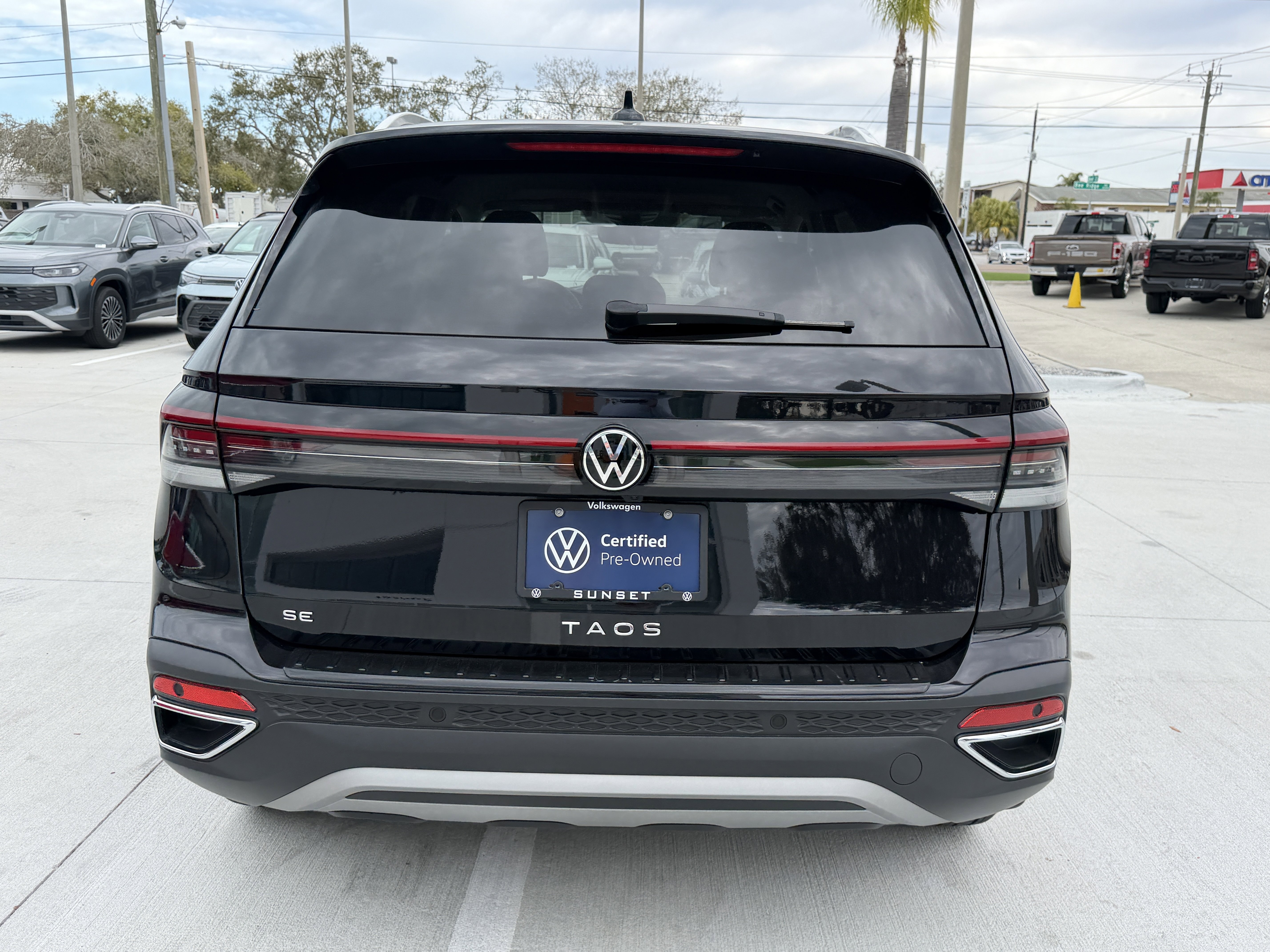 Used 2025 Volkswagen Taos SE image 4