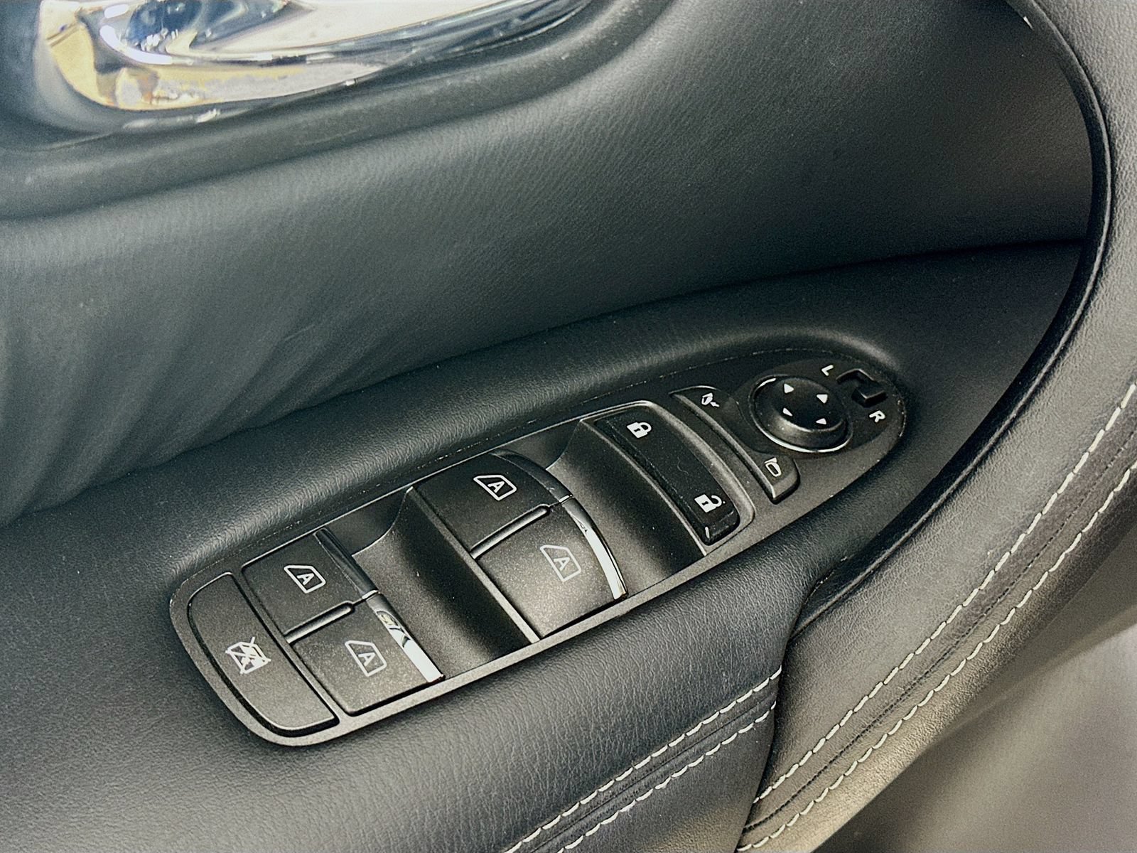 Used 2018 Nissan Armada SL AWD/4WD image 17
