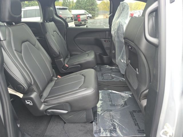 New 2026 Chrysler Pacifica Select image 26