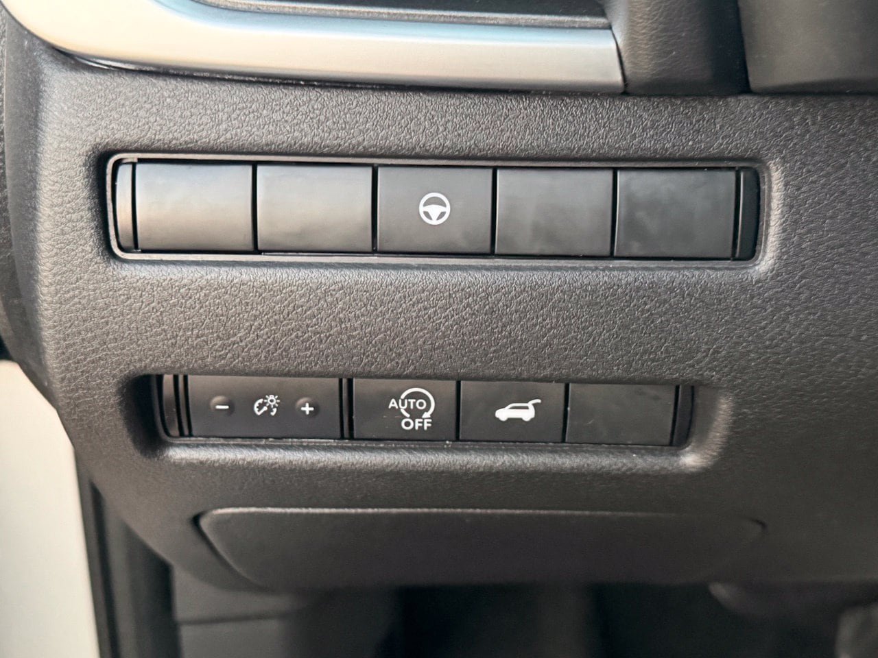 Certified 2025 Nissan Rogue SV FWD image 17
