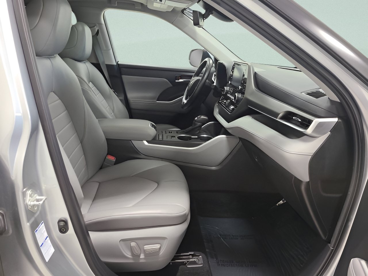 Used 2021 Toyota Highlander XLE AWD/4WD image 13