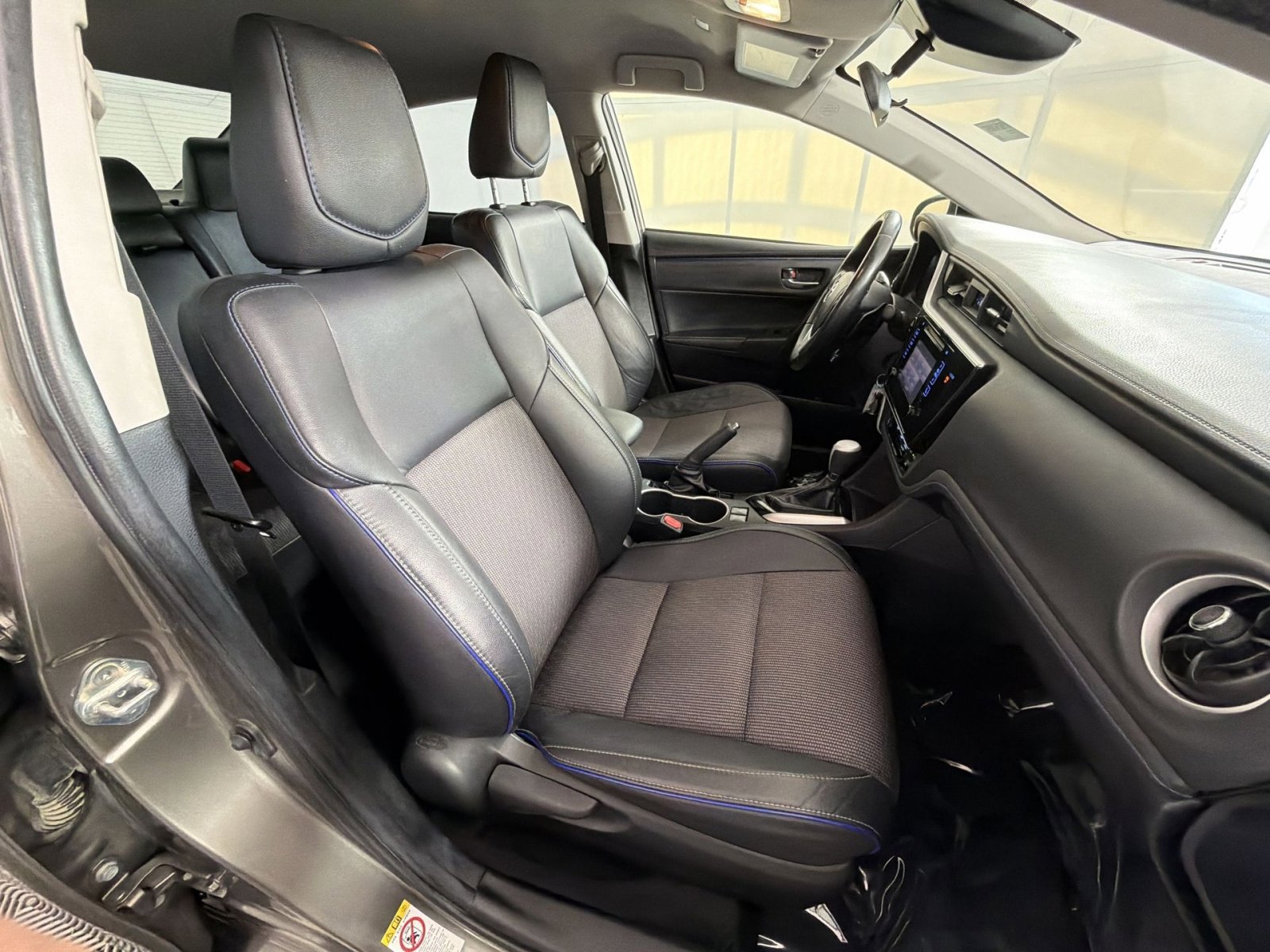 Used 2019 Toyota Corolla SE w/ Carpet Mat Package (TMS) image 25