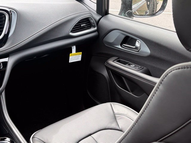 New 2026 Chrysler Pacifica Limited w/ Uconnect Theater Family Group FWD image 37