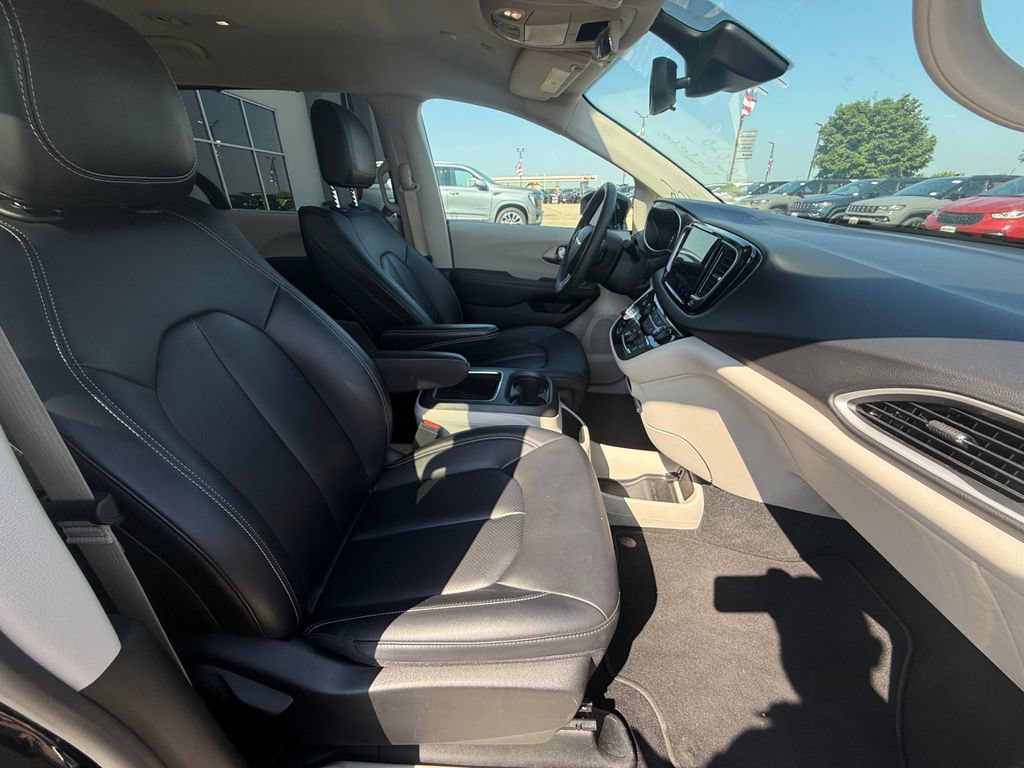 Used 2024 Chrysler Pacifica Touring-L FWD image 43